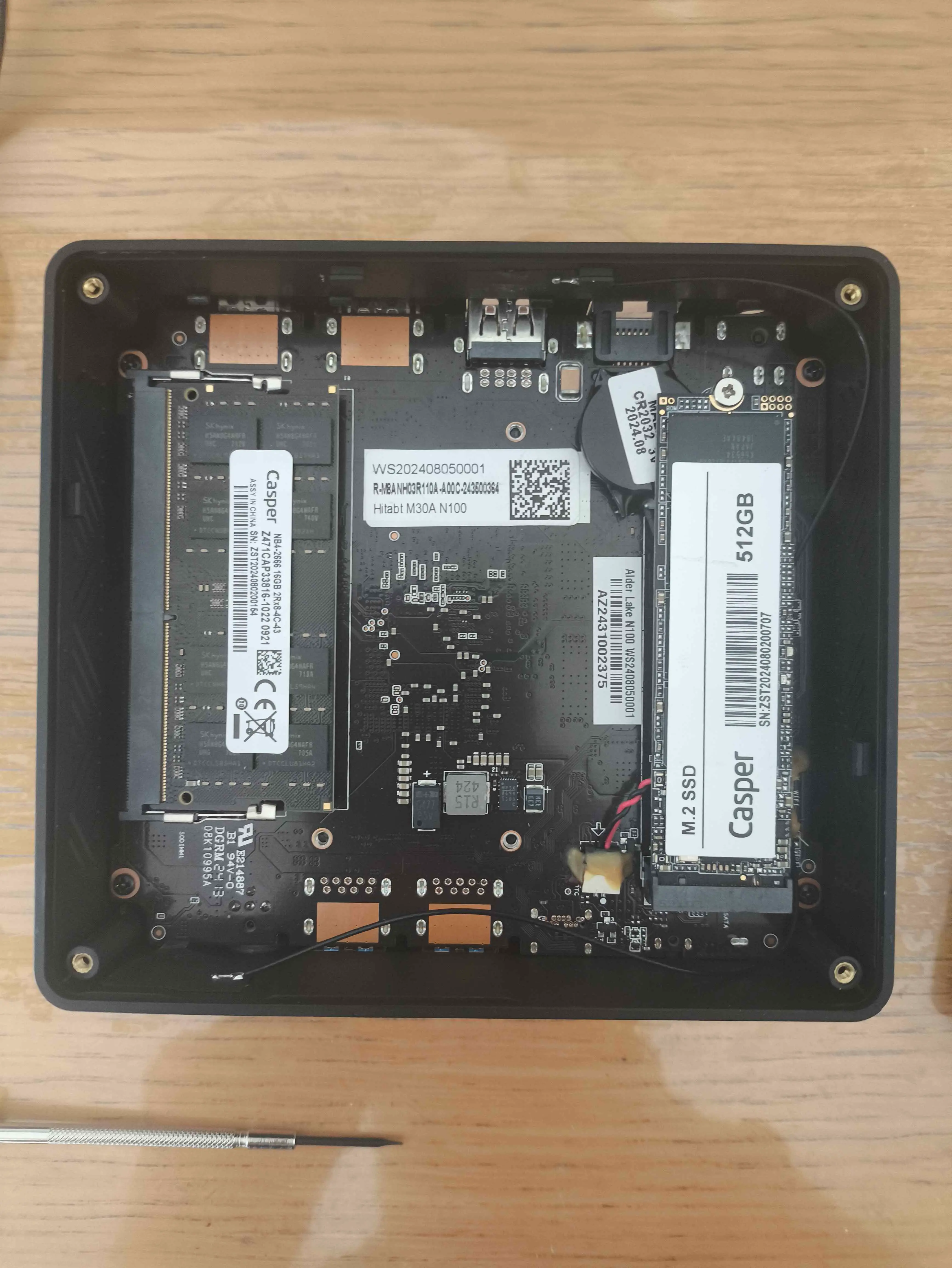 Hitabt Mini PC M30Aのケース内部の写真